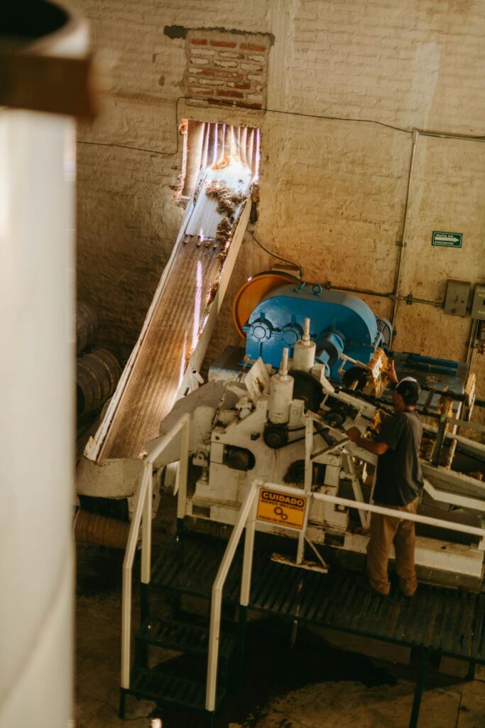 Ipariterületen lévő gyártósor.